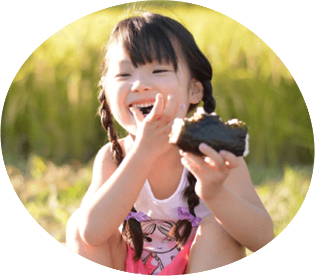 写真：おにぎりを食べている少女